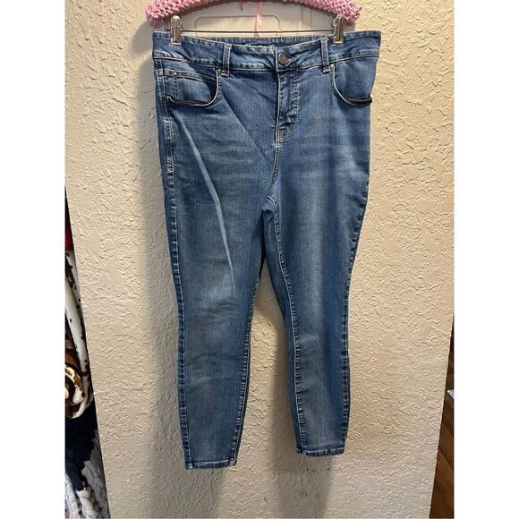 Maurices Everflex High Rise Skinny Jeans Woman’s Size 16 Short - Small Flaw - Picture 1 of 14